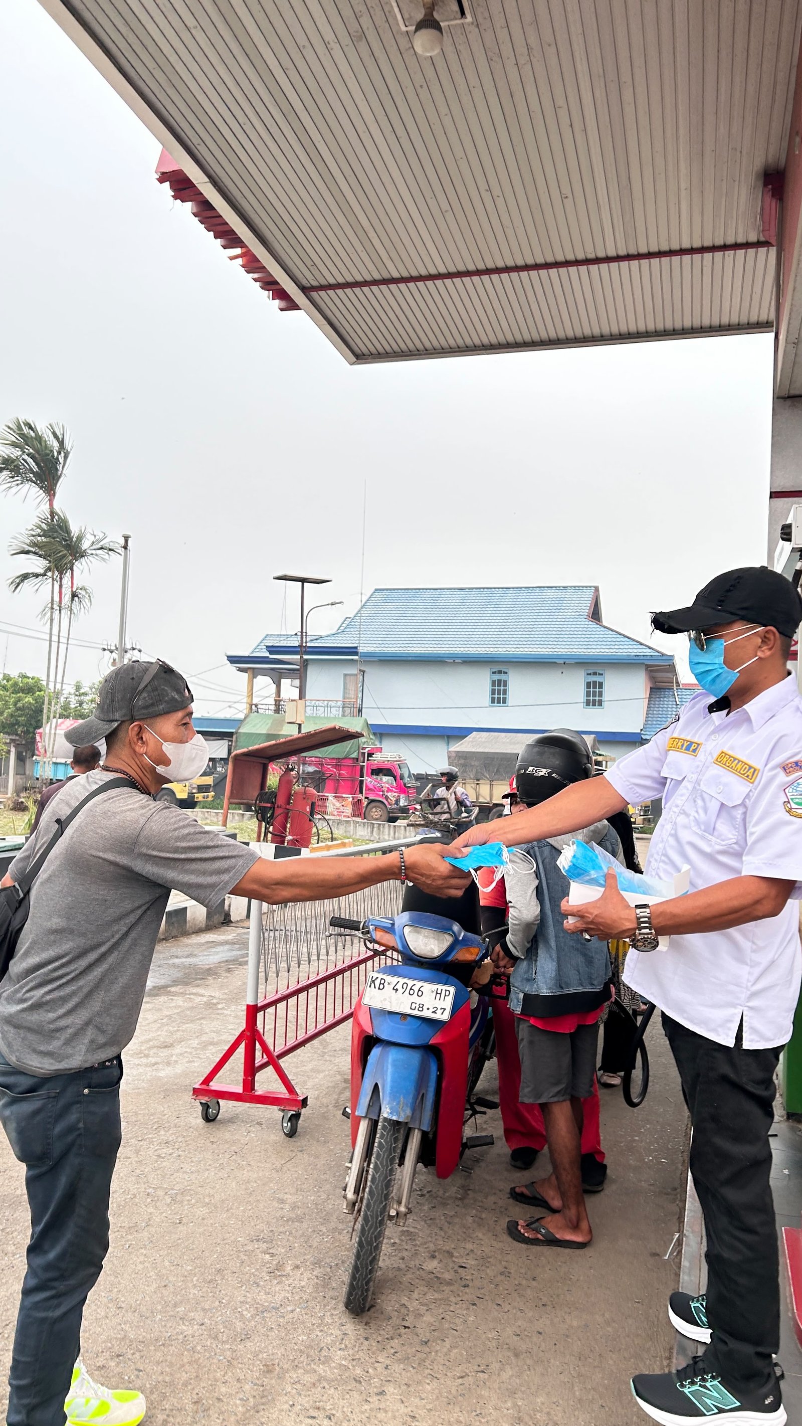 SPBU 64.783.09 Sui. Ambawang Kuala Gandeng Organda, Bagikan Ribuan Masker Gratis kepada Pengendara